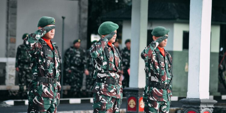 Tegaskan Profesionalisme dan Empati Sosial, Danyonif 403/WP Pimpin Upacara 17-an di Sleman