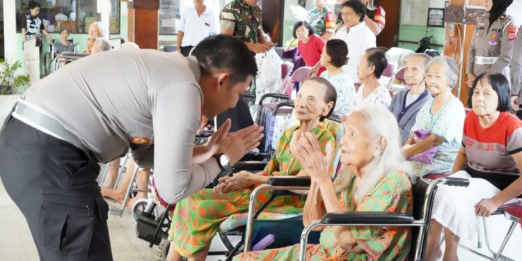 Pelukan Hangat untuk Lansia, Ditlantas Polda DIY Bawa Kebahagiaan ke Panti Wreda HANNA