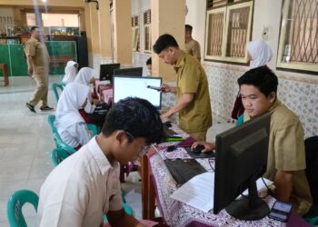 SPMB SMP Dibuka, Pendaftar Rela Datang Sejak Subuh