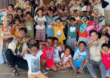 Mahasiswa UGM dan Unpatti Buka Kelas Bahasa Inggris Gratis di Ohoi Debut, Siapkan Generasi Pariwisata