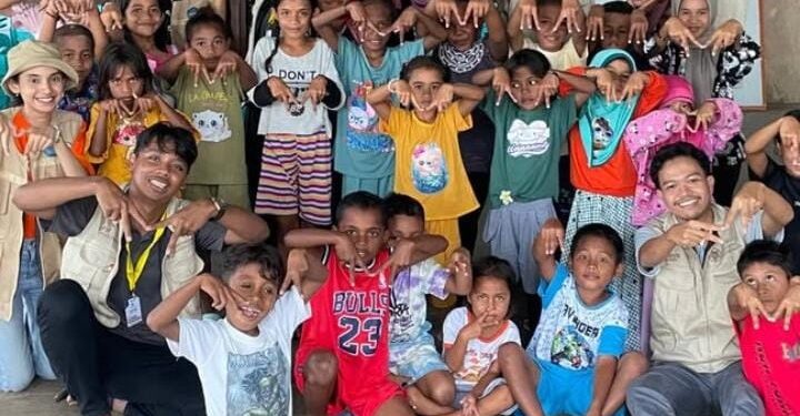 Mahasiswa UGM dan Unpatti Buka Kelas Bahasa Inggris Gratis di Ohoi Debut, Siapkan Generasi Pariwisata