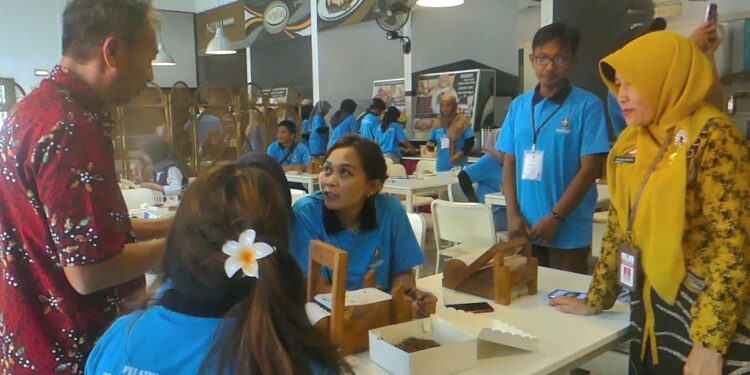 Disperinaker Temanggung Latih Keluarga Petani Tembakau Buat Rokok SKT