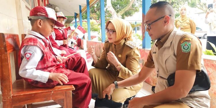 Pemkab Lumajang Beri Sepatu Baru untuk Siswa