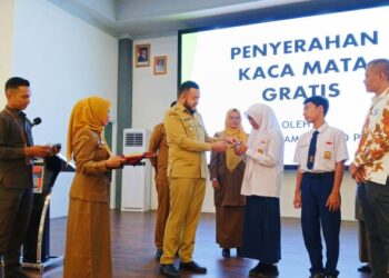 Ratusan Pelajar Padang Dapat Kacamata Gratis, Bantu Tingkatkan Kualitas Belajar