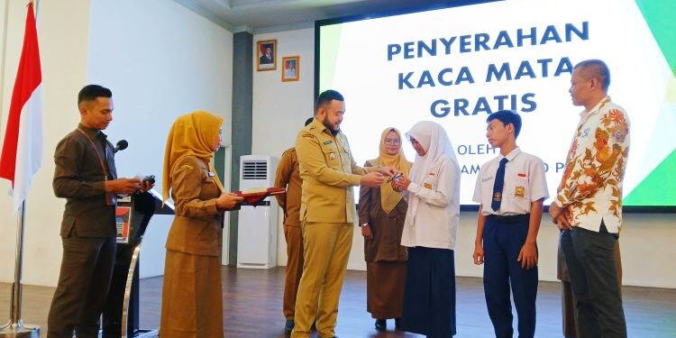 Ratusan Pelajar Padang Dapat Kacamata Gratis, Bantu Tingkatkan Kualitas Belajar