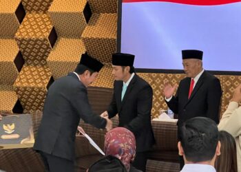 Bupati Tuban Serahkan SK Pensiun: 100 ASN Purna Tugas Dilepas dengan Apresiasi
