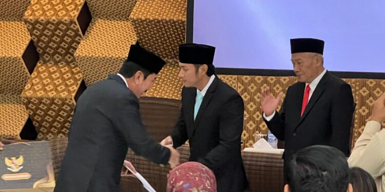 Bupati Tuban Serahkan SK Pensiun: 100 ASN Purna Tugas Dilepas dengan Apresiasi