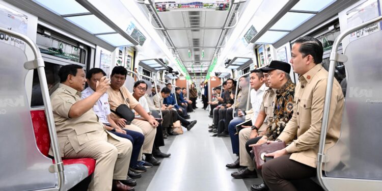 Presiden Prabowo Naik KRL dari Manggarai ke Tanah Abang, Tinjau Layanan Transportasi Publik Jakarta