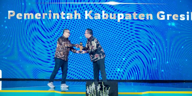 Pemkab Gresik Raih Penghargaan Katalisator Keberlanjutan Lingkungan di detikJatim Awards 2025