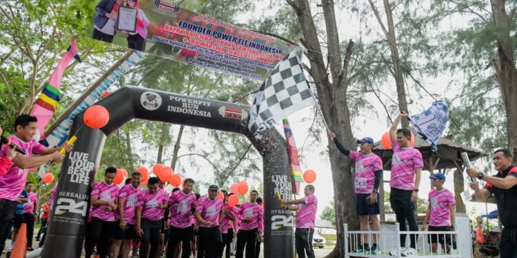 Fun Run & Senam Sehat Warnai Peringatan Hari Ibu 2025 di Sergai, Ribuan Warga Padati Pantai Cermin