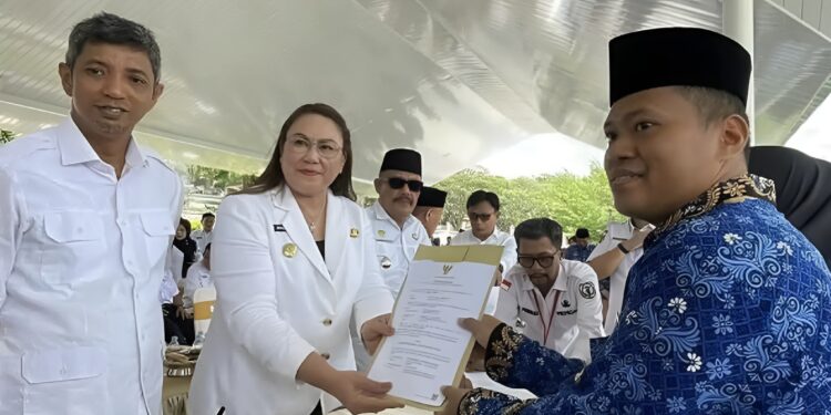 Bupati Vera Laruni Serahkan SK ke 1.820 PPPK Donggala: “Ini Awal Pengabdian, Bukan Akhir Perjuangan”