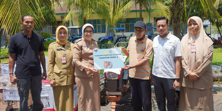 Bupati Lumajang Serahkan Bantuan Alsintan ke 73 Kelompok Tani: Dorong Pertanian Modern dan Ramah Lingkungan