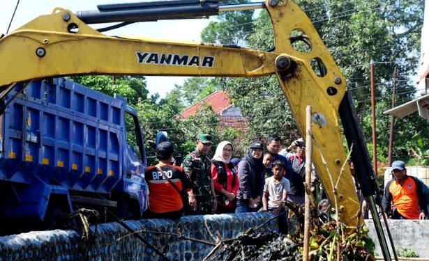 Bupati Lumajang Tinjau Lokasi Banjir Sidorejo, Tegaskan Penanganan Cepat dan Berkelanjutan