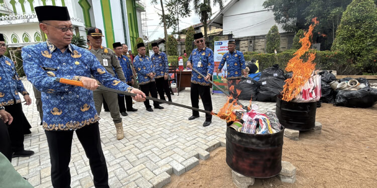 Pontianak Musnahkan 3.560 Layangan Hasil Sitaan Satpol PP, Wali Kota Edi Rusdi Kamtono Tegaskan Penertiban Terus Berlanjut