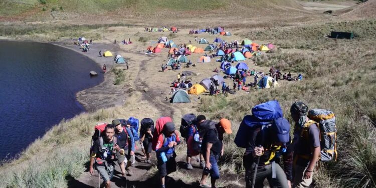 Aktivitas Gunung Semeru Naik ke Level Awas, Pendakian Ditutup dan 187 Pendaki Berhasil Dievakuasi
