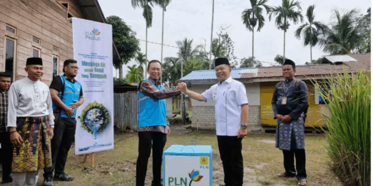 PLN Salurkan Bantuan Air Bersih untuk Kepulauan Meranti, 10 Sumur Bor dan MCK Beri Manfaat ke 620 Warga