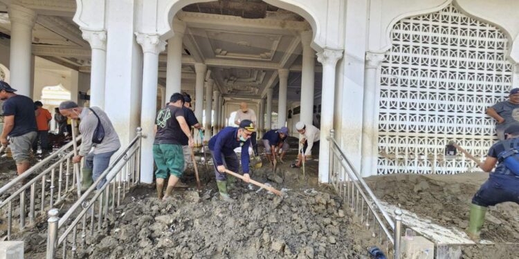 Kemenag Aceh Turunkan Relawan Bersihkan Masjid dan Madrasah Terdampak Banjir