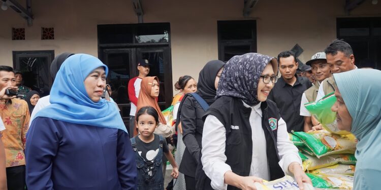 Pasar Murah di Lumajang Tekan Harga Sembako Jelang Nataru, Warga Serbu Balai Desa Jarit