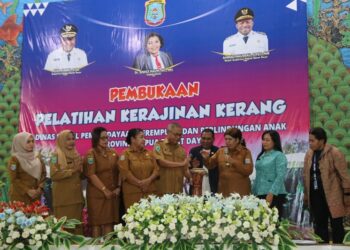 Perempuan Raja Ampat Didorong Kuasai Industri Kreatif Kerajinan Kerang: Pemerintah Gelar Pelatihan Besar di Waisai