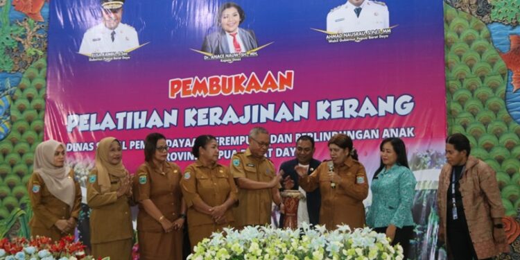 Perempuan Raja Ampat Didorong Kuasai Industri Kreatif Kerajinan Kerang: Pemerintah Gelar Pelatihan Besar di Waisai