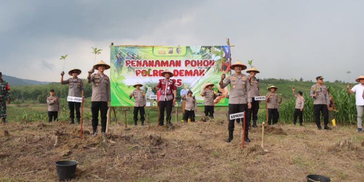 Polres Demak Tanam 500 Pohon Jati di Wonosekar untuk Mitigasi Bencana dan Lestarikan Lingkungan