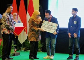 Pemprov Jawa Timur Salurkan Beasiswa 2025 untuk 141 Mahasiswa ITS dan UINSA