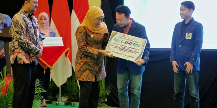Pemprov Jawa Timur Salurkan Beasiswa 2025 untuk 141 Mahasiswa ITS dan UINSA