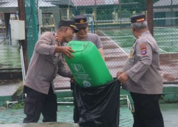 Polres Balangan Gotong Royong Bersihkan Taman Sanggam, Dukung Gerakan Indonesia Asri